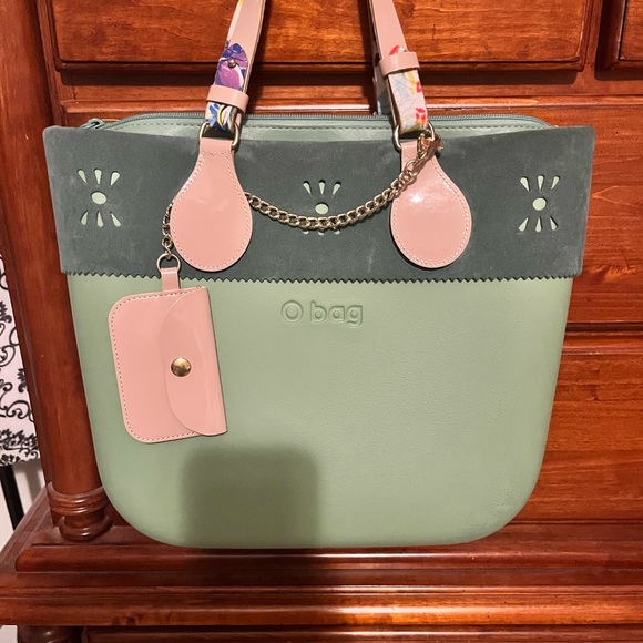 Green O Bag mini with suede accent trim, pink patent handles and coin pouch. - Picture 4 of 6